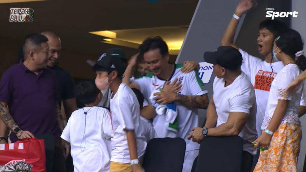 Vincent Rompies dengan istri dan anak-anaknya di Vindes Sport Tepok Bulu 2022 (youtube.com/VINDES)