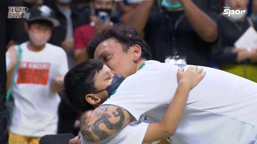 Vincent Rompies dengan istri dan anak-anaknya di Vindes Sport Tepok Bulu 2022 (youtube.com/VINDES)