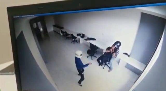 Foto kamera CCTV merekam aksi dua pelaku mengeroyok dan menikam korban di Makassar. (Istimewa)