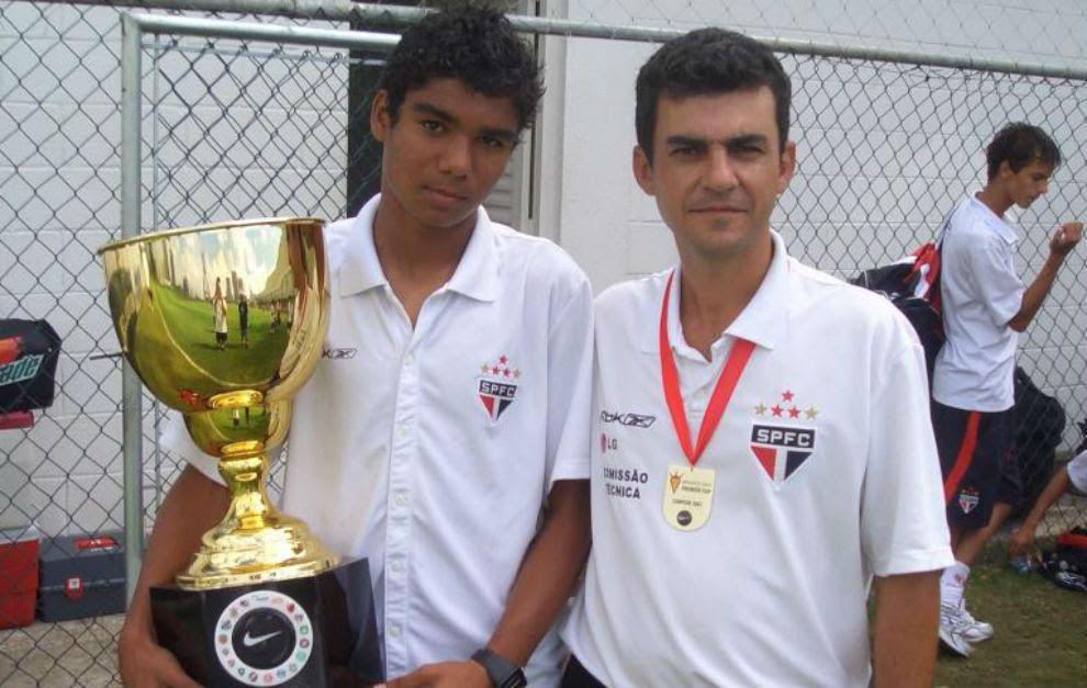 Casemiro (kiri) saat masih membela Sao Paulo. (marca.com)