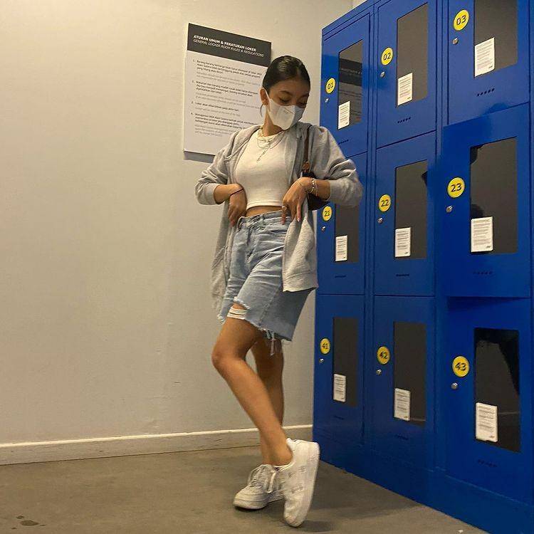 Padu padan crop top ala Naura Ayu (instagram.com/naura.ayu)