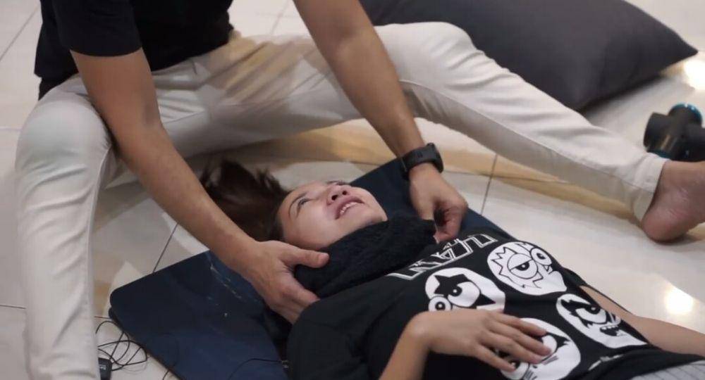 potret Hesti Purwadinata dipijat keretek Bima Aryo (dok. youtube.com/BEEMZ ARYO)