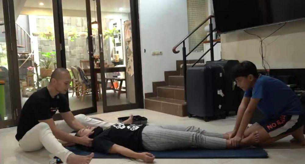 potret Hesti Purwadinata dipijat keretek Bima Aryo (dok. youtube.com/BEEMZ ARYO)