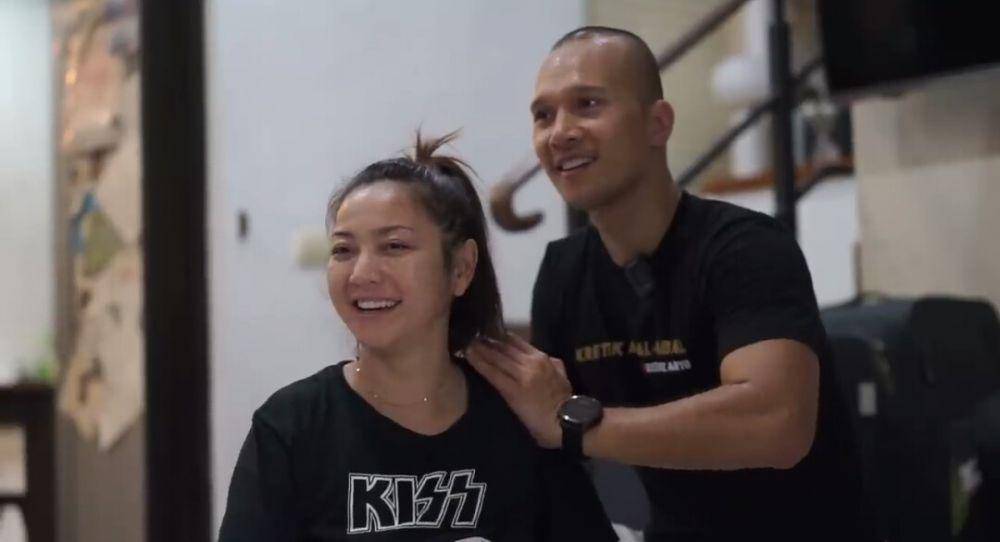 potret Hesti Purwadinata dipijat keretek Bima Aryo (dok. youtube.com/BEEMZ ARYO)