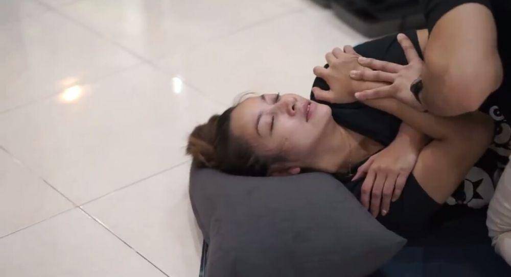 potret Hesti Purwadinata dipijat keretek Bima Aryo (dok. youtube.com/BEEMZ ARYO)