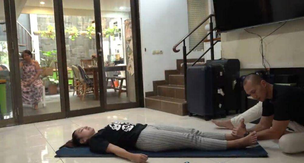 potret Hesti Purwadinata dipijat keretek Bima Aryo (dok. youtube.com/BEEMZ ARYO)