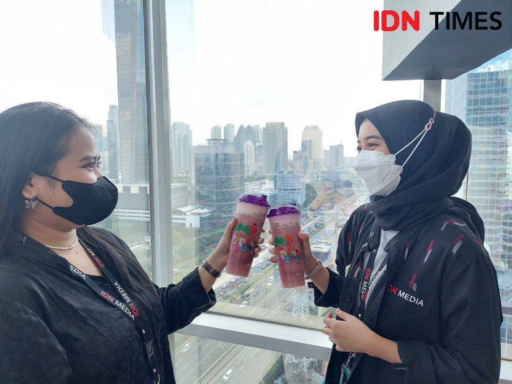 Ilustrasi menikmati menu terbaru Chatime dan BT21 (IDN Times/Dhiya Awlia Azzahra)