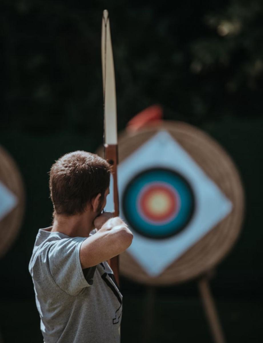 ilustrasi pria yang akan membidik target (unsplash.com/Annie Spratt)