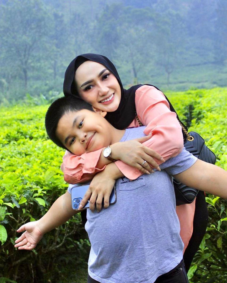 Yulita MasterChef dan buah hati (instagram.com/yulitamci5real)