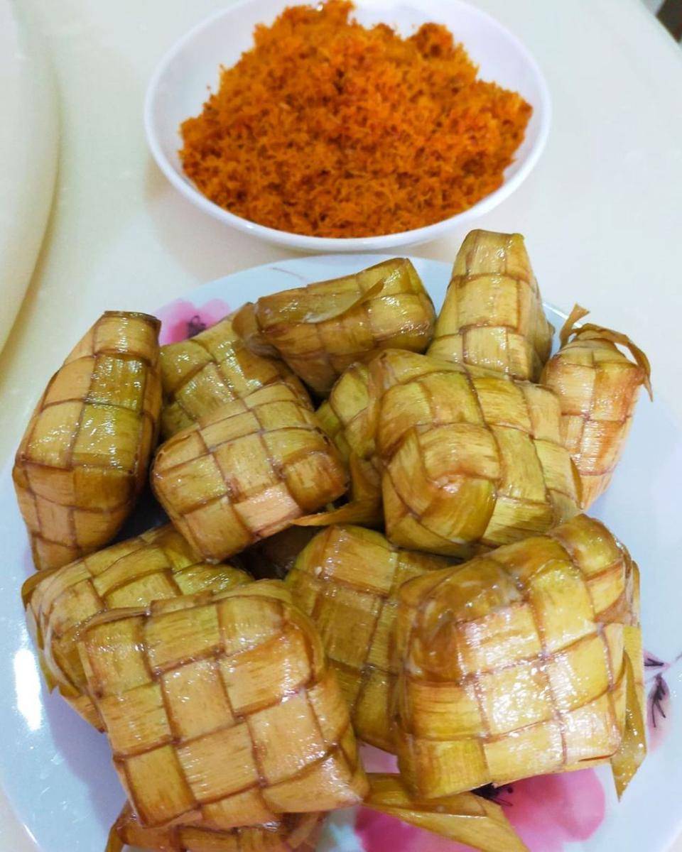 ketupat serundeng (instagram.com/penny_lim79)