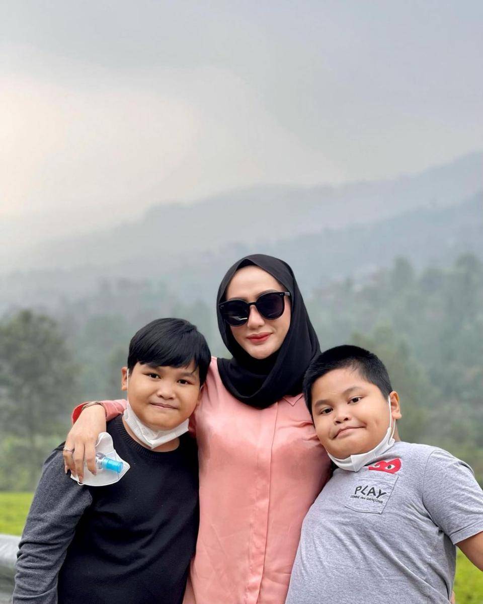 Yulita MasterChef dan buah hati (instagram.com/yulitamci5real)