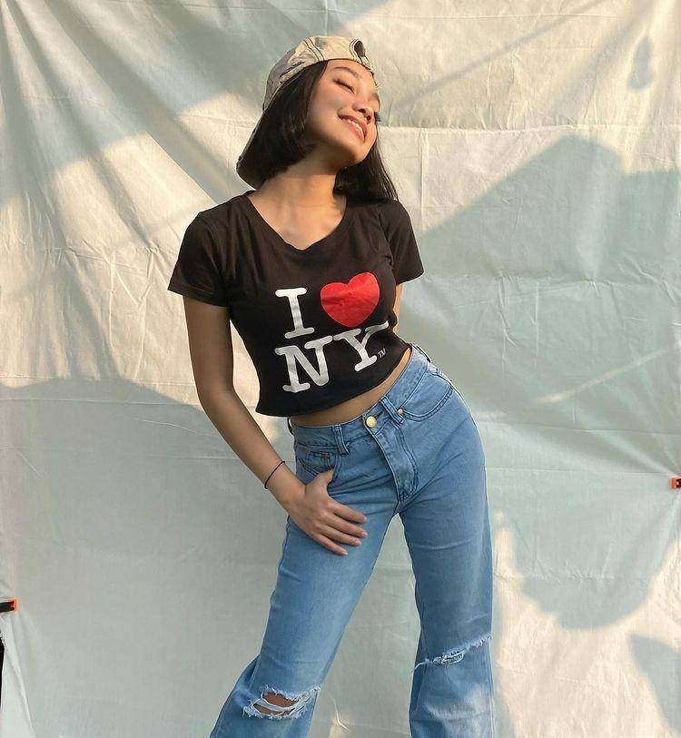 Padu padan crop top ala Naura Ayu (instagram.com/naura.ayu)
