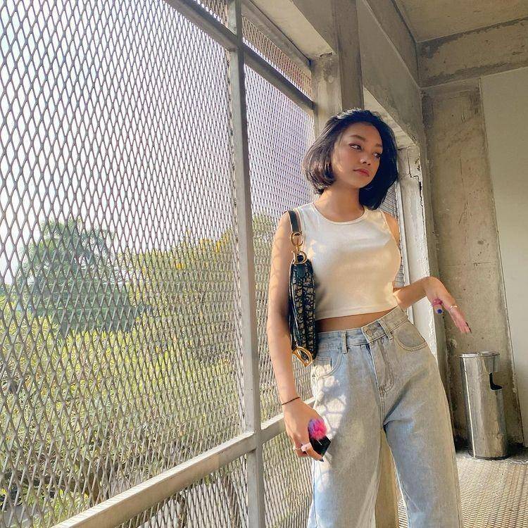 Padu padan crop top ala Naura Ayu (instagram.com/naura.ayu)