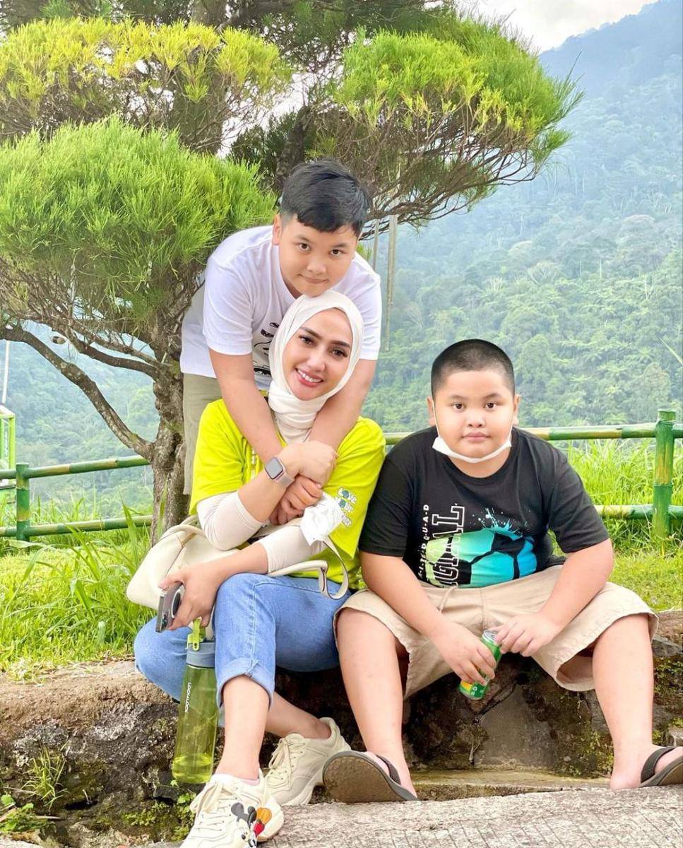 Yulita MasterChef dan buah hati (instagram.com/yulitamci5real)