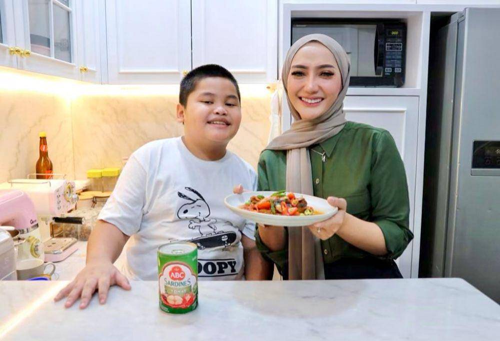 Yulita MasterChef dan buah hati (instagram.com/yulitamci5real)