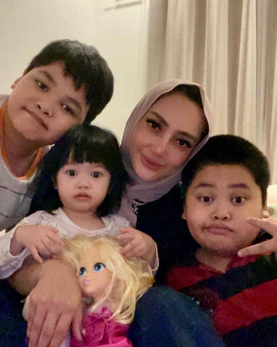 Yulita MasterChef dan buah hati (instagram.com/yulitamci5real)