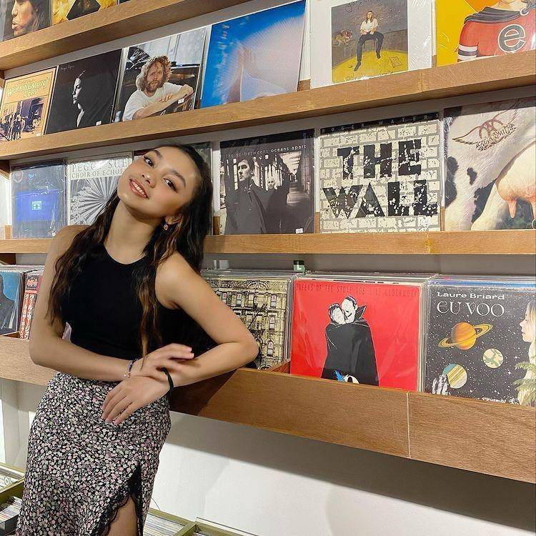 Padu padan crop top ala Naura Ayu (instagram.com/naura.ayu)