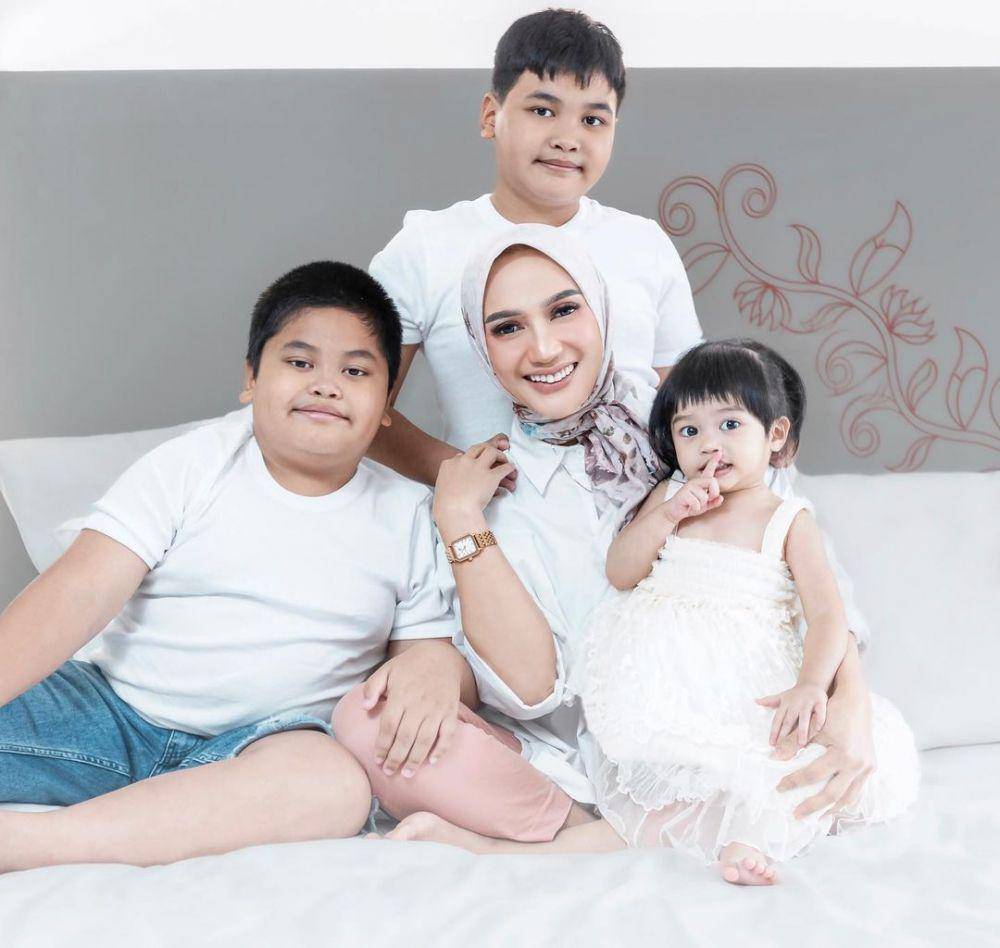 Yulita MasterChef dan buah hati (instagram.com/yulitamci5real)