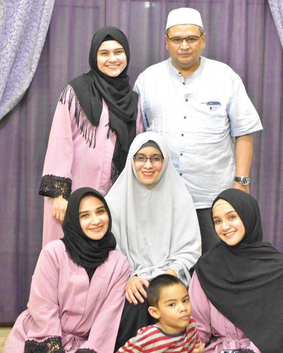 potret keluarga Zee Zee Shahab (instagram.com/zeezeeshahab)
