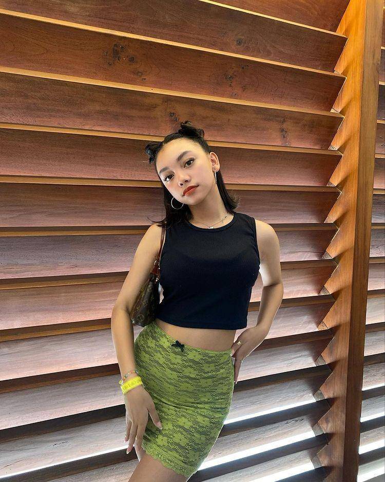 Padu padan crop top ala Naura Ayu (instagram.com/naura.ayu)