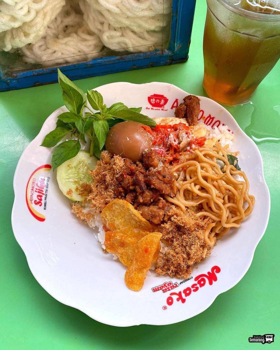 nasi langgi (instagram.com/kakilimasemarang)