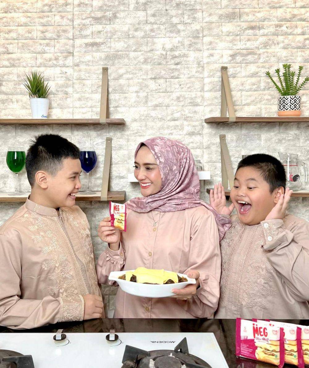 Yulita MasterChef dan buah hati (instagram.com/yulitamci5real)