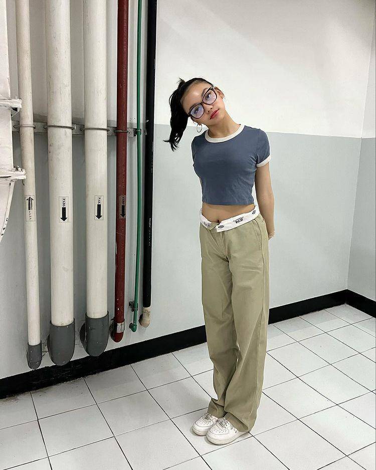Padu padan crop top ala Naura Ayu (instagram.com/naura.ayu)