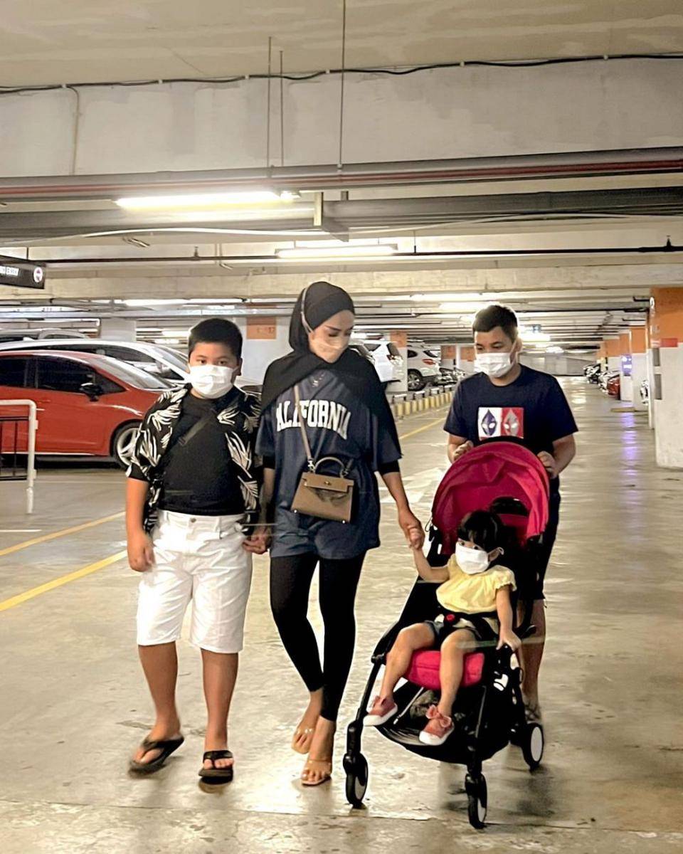 Yulita MasterChef dan buah hati (instagram.com/yulitamci5real)