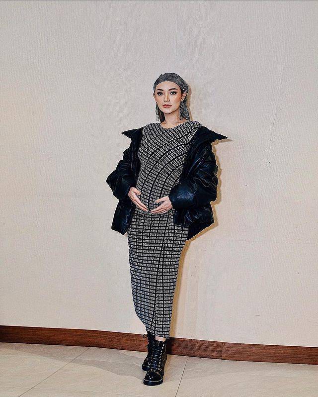 Zaskia Gotik (instagram.com/zaskia_gotix)