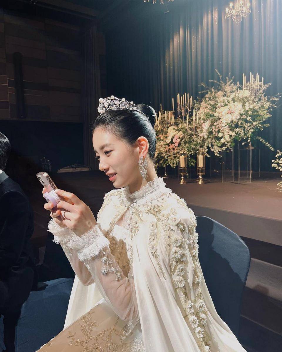 Bae Suzy di drama Anna (instagram.com/skuukzky)