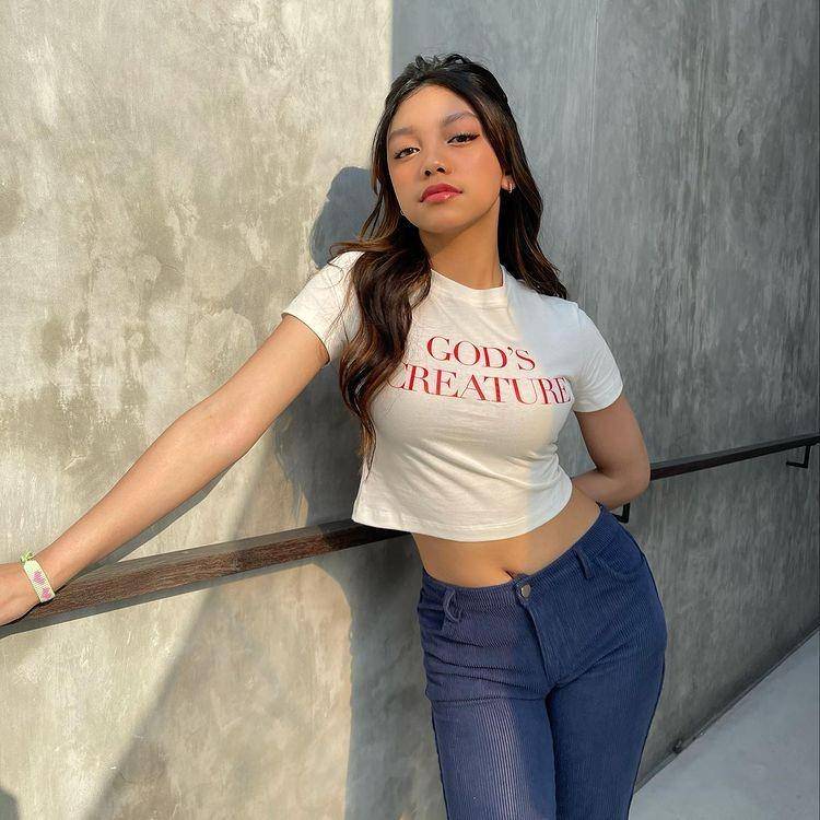 Padu padan crop top ala Naura Ayu (instagram.com/naura.ayu)
