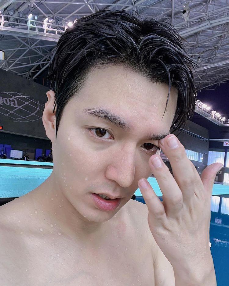 9 Potret Lee Min Ho di Kolam Renang, Main Basah-basahan, Bund!