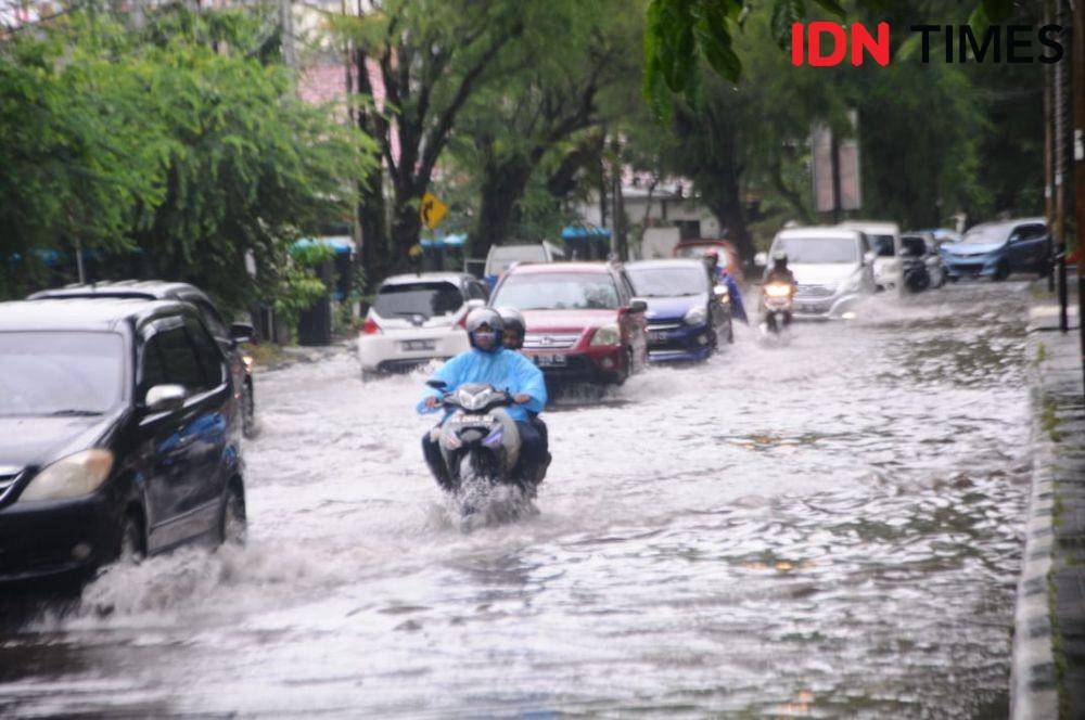 Kondisi banjir di jalanan protokol Banjarmasin Kalimantan Selatan, Senin (4/7/2022). (IDN Times/Hamdani)