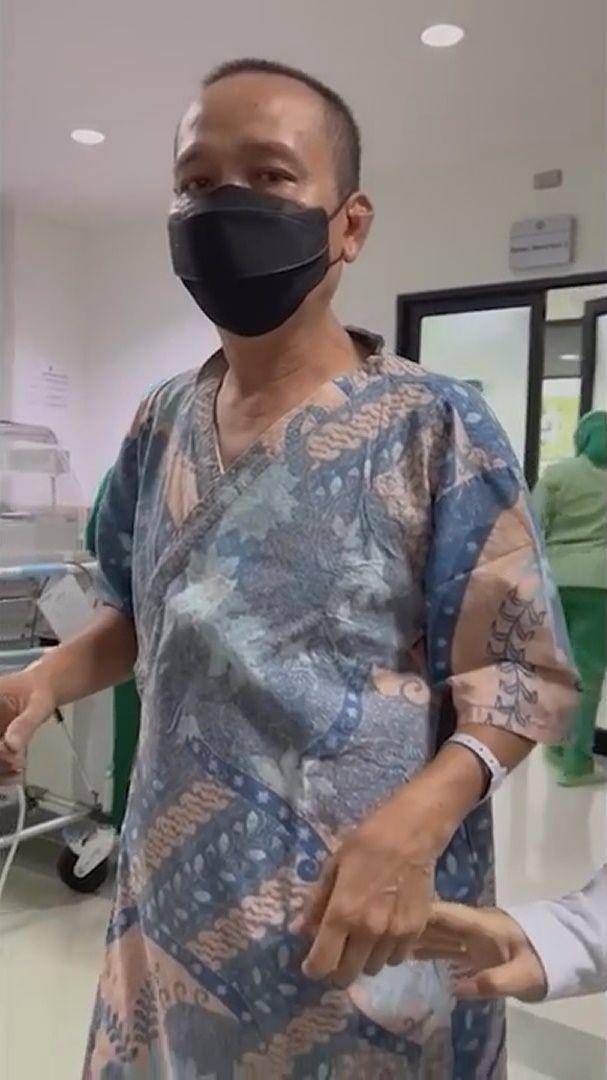 kondisi Ayah Ojak operasi hernia (youtube.com/qissyoutv)