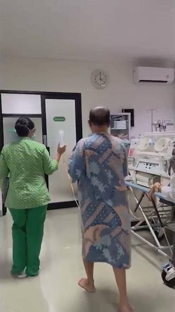 kondisi Ayah Ojak operasi hernia (youtube.com/qissyoutv)