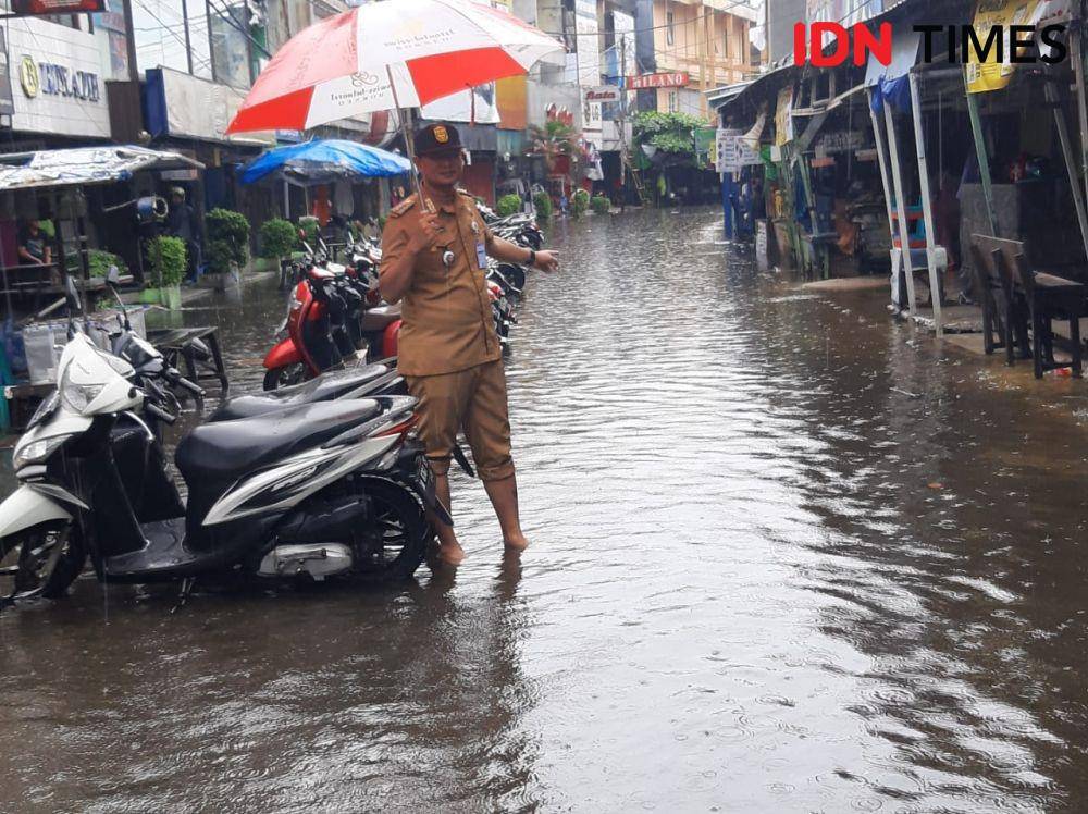 Kondisi banjir di jalanan protokol Banjarmasin Kalimantan Selatan, Senin (4/7/2022). (IDN Times/Hamdani)