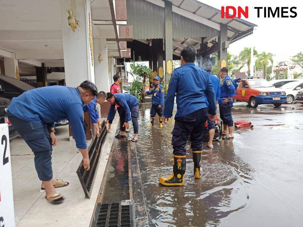Kondisi banjir di jalanan protokol Banjarmasin Kalimantan Selatan, Senin (4/7/2022). (IDN Times/Hamdani)