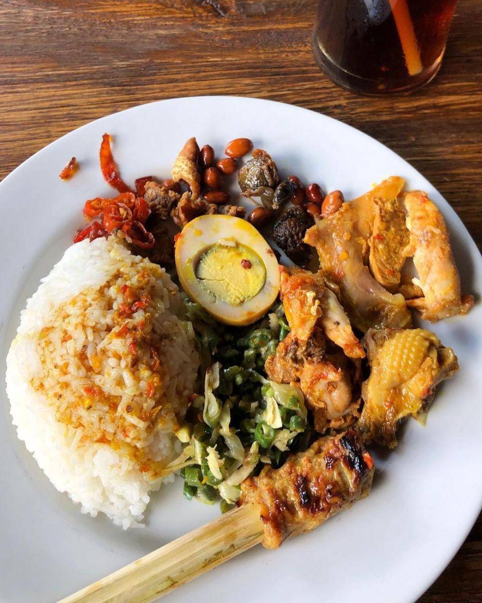 potret menu di Warung Nasi Ayam Kedewatan Ibu Mangku (instagram.com/titindewitansa)