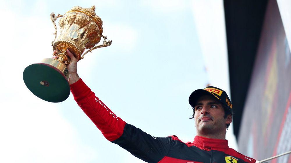 Carlos Sainz mengangkat trofi usai menangi GP Inggris 2022. (twitter.com/F1)