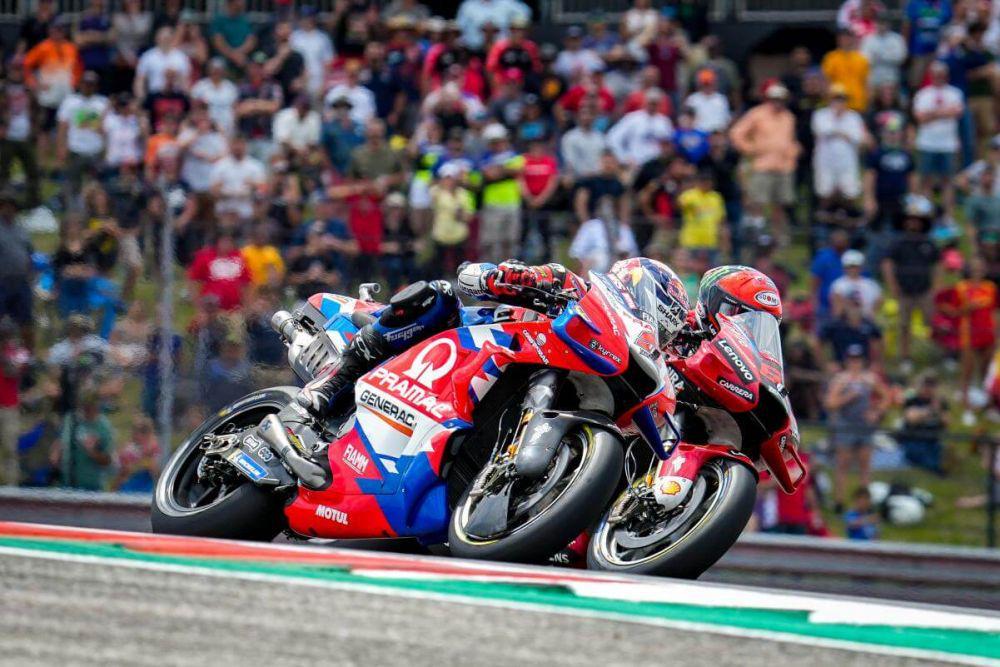 Johann Zarco dan Francesco Bagnaia (motogp.com)