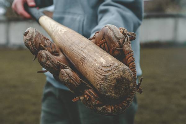 Perbedaan softball dan kasti berdasarkan alat pemukul (unsplash.com/diana_pole)