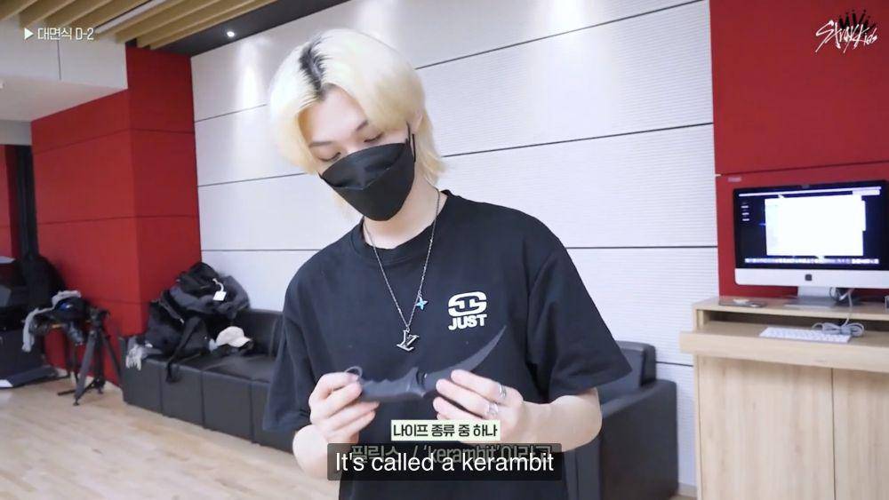 tangkapan layar Felix menunjukkan karambit sebagai properti panggung mereka (youtube.com/Stray Kids)