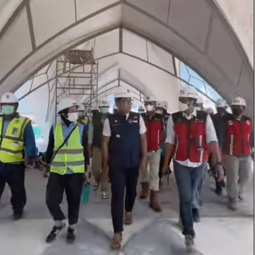 Ridwan Kamil saat memantau proses pembangunan Masjid Agung Jabar Al Jabbar, Gede Bage, Kota Bandung (Instagram/@Ridwankamil)