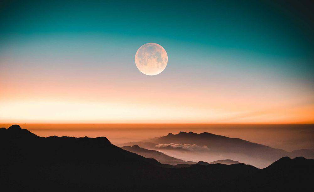ilustrasi bulan (unsplash.com/@malithdk)