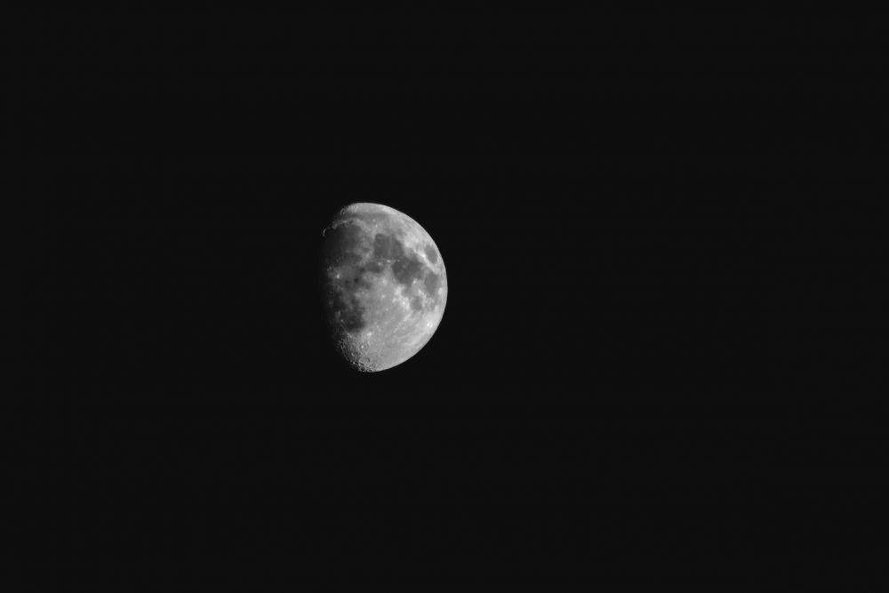 ilustrasi bulan (unsplash.com/@stereophototyp)