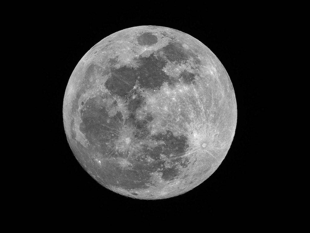 ilustrasi bulan (unsplash.com/@mikepetrucci)