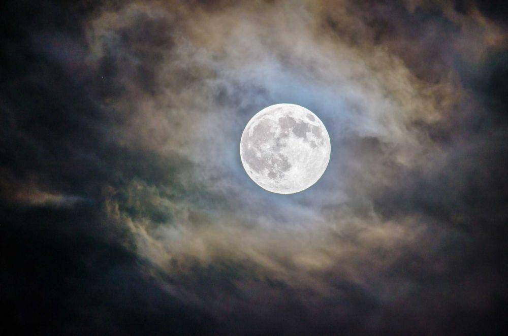 ilustrasi bulan (unsplash.com/@gkumar2175)