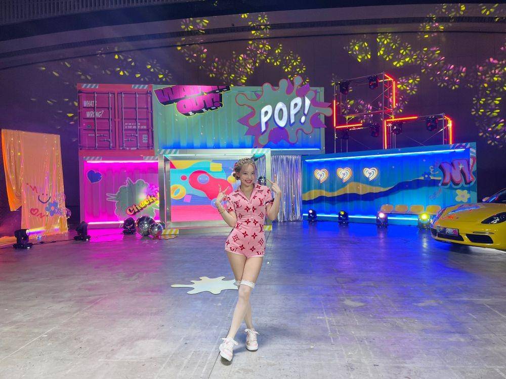 Nayeon saat akan tampil di MTV Fresh Out untuk promosi lagu Pop. (twitter.com/mtvfreshout)