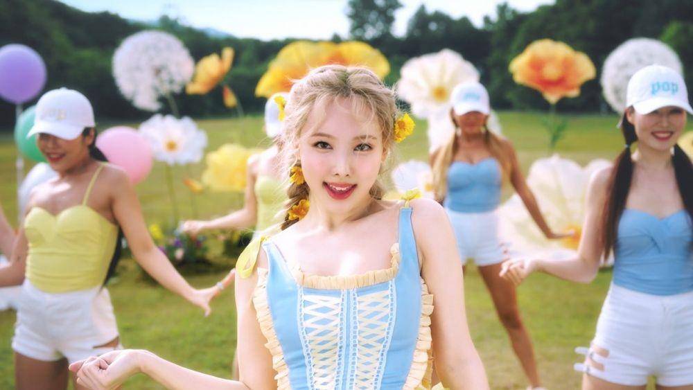 Nayeon di MV Pop. (twitter.com/JYPETWICE)