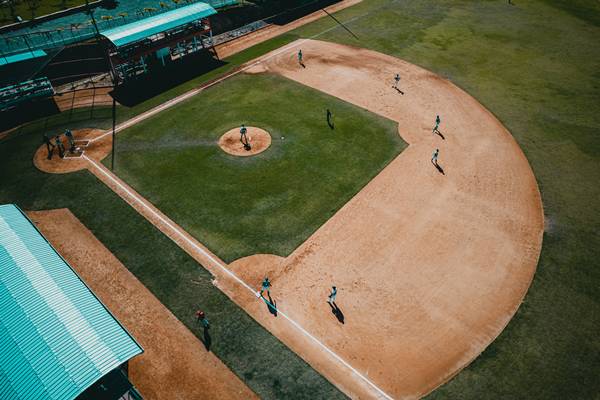 Perbedaan softball dan kasti berdasarkan bentuk lapangan (unsplash.com/hanielespinalmedia)